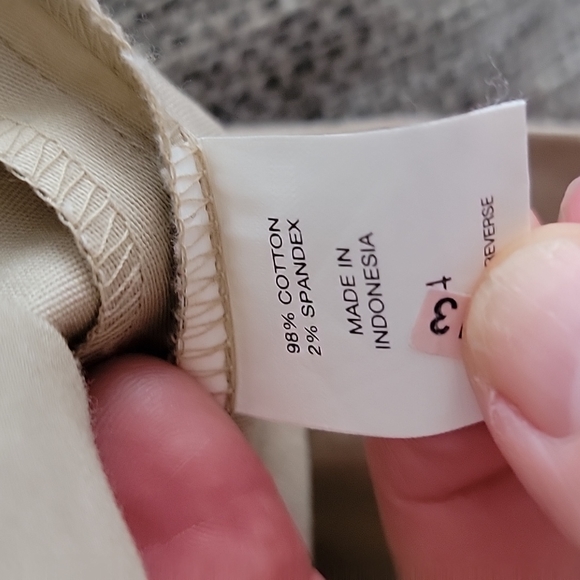 New York & Company Ruffle front skirt. Size 4 - Picture 5 of 6